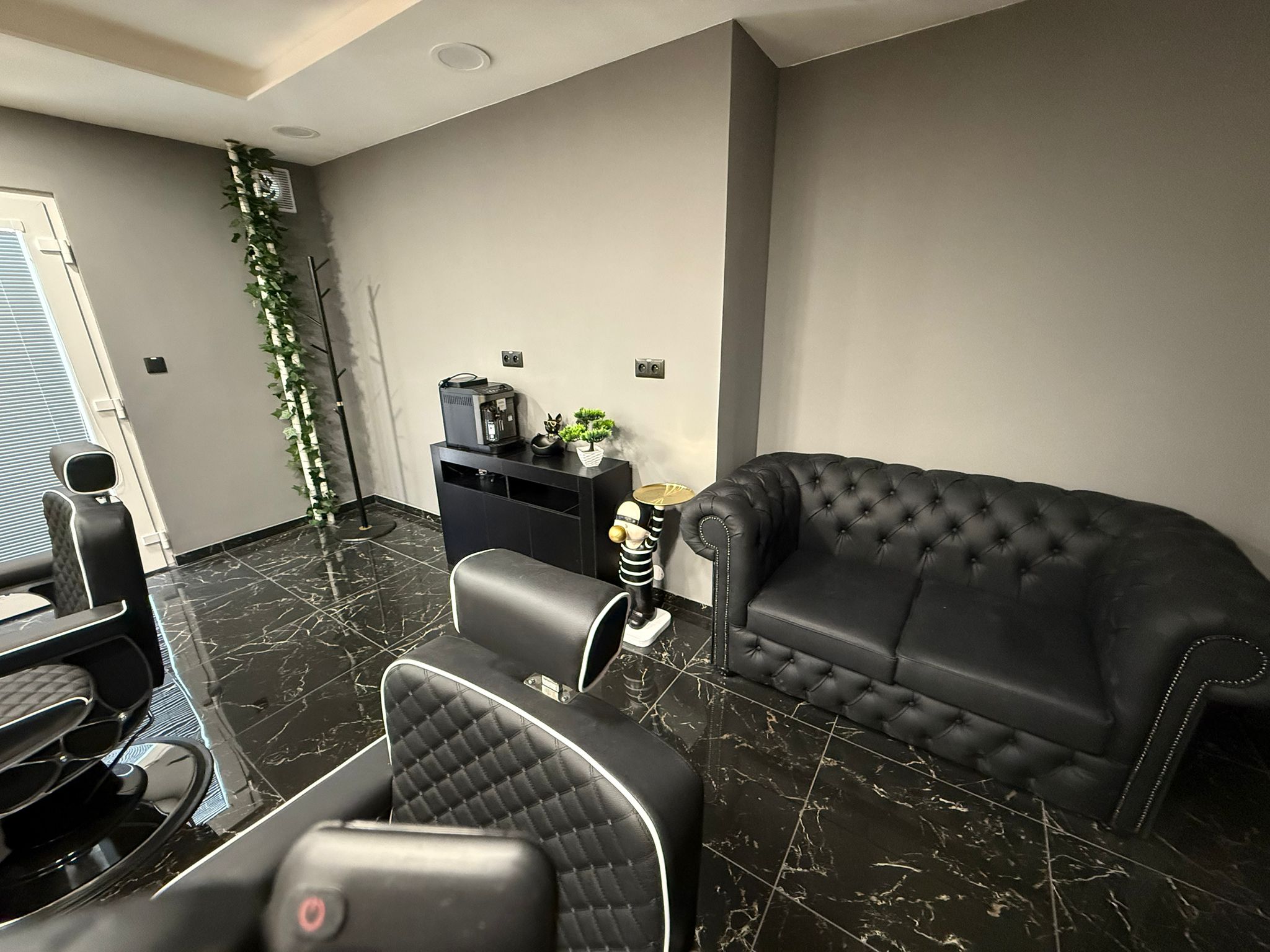 Barber lounge